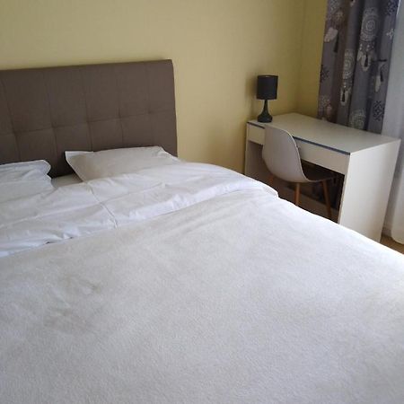 Chez Myla Chambre Avec Tv Ecran Plat Et Salle De Bain Privative Bourges Bagian luar foto